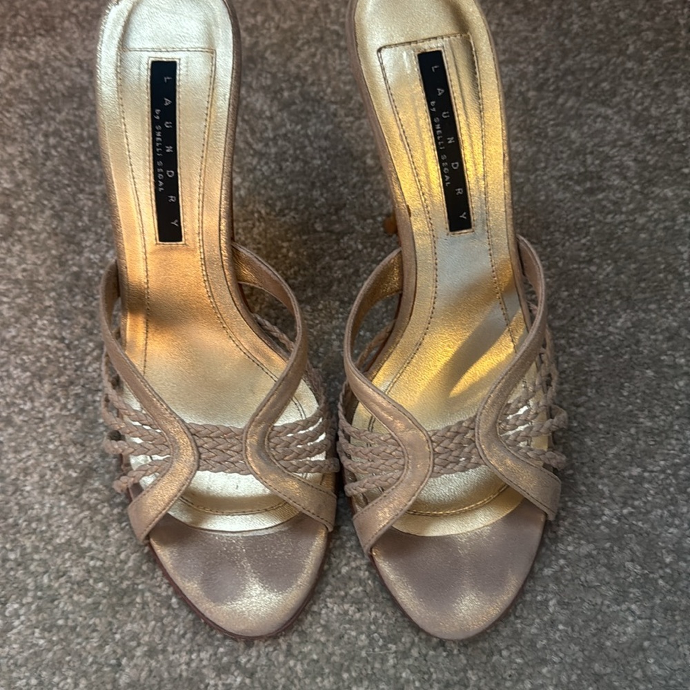 LAUNDRY by SHELLI SEGAL Intertwined roped detailing atop. Gold colored heels.
